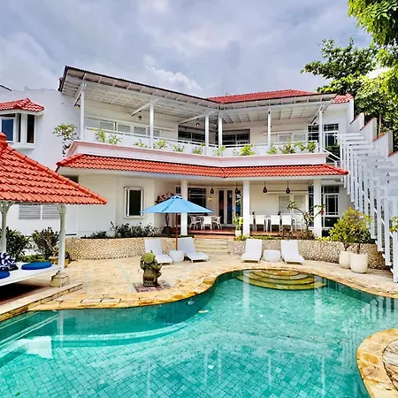 Emerald Luxury & Comfort Villa In Nusa Dua